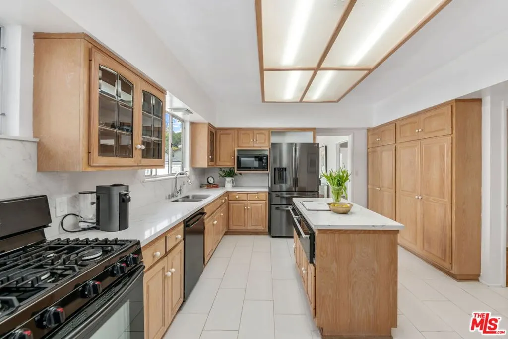 Los Angeles, California 90024, United States, 5 Bedrooms Bedrooms, ,3 BathroomsBathrooms,Residential,Pending,103104