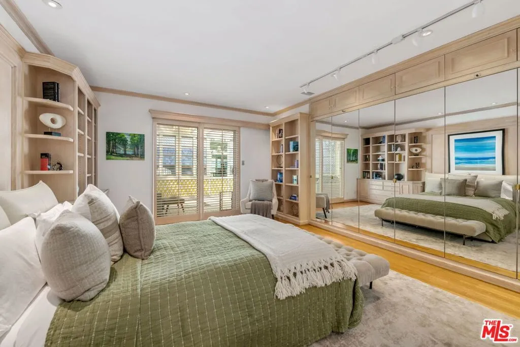 Los Angeles, California 90024, United States, 5 Bedrooms Bedrooms, ,3 BathroomsBathrooms,Residential,Pending,103104