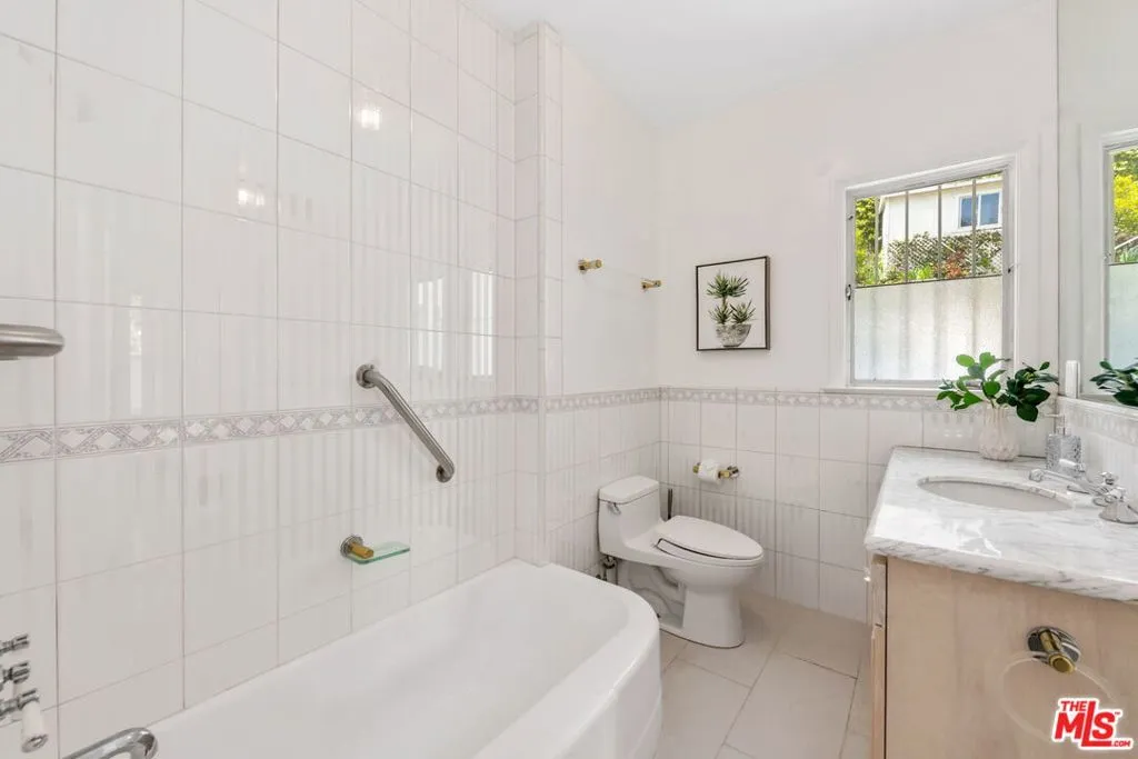 Los Angeles, California 90024, United States, 5 Bedrooms Bedrooms, ,3 BathroomsBathrooms,Residential,Pending,103104