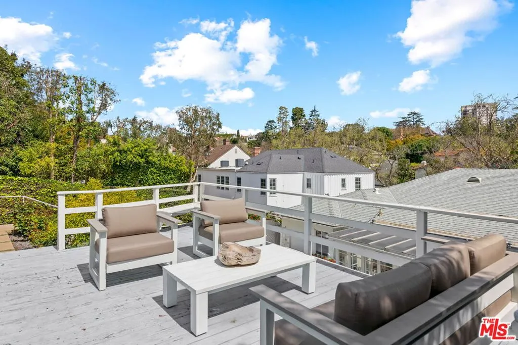 Los Angeles, California 90024, United States, 5 Bedrooms Bedrooms, ,3 BathroomsBathrooms,Residential,Pending,103104