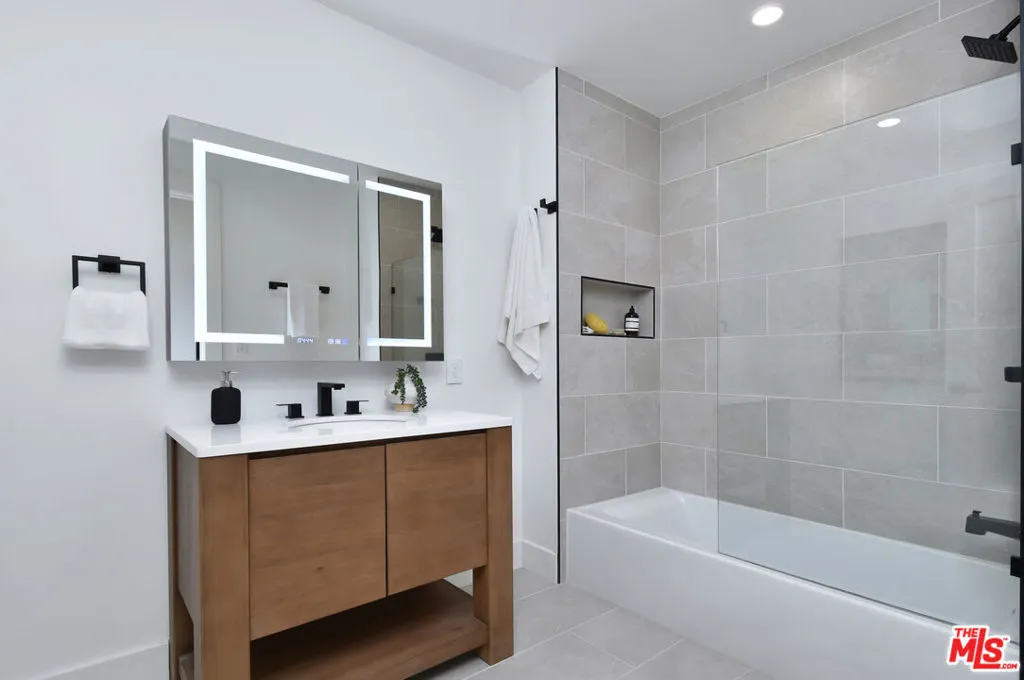 Encino, California 91436, United States, 4 Bedrooms Bedrooms, ,2 BathroomsBathrooms,Residential,Active,106399