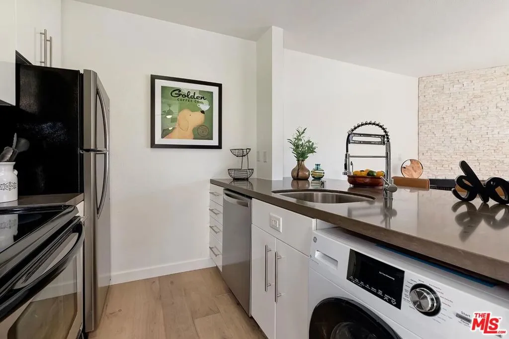 Los Angeles, California 90048, United States, 1 Bedroom Bedrooms, ,1 BathroomBathrooms,Residential,Active,1156