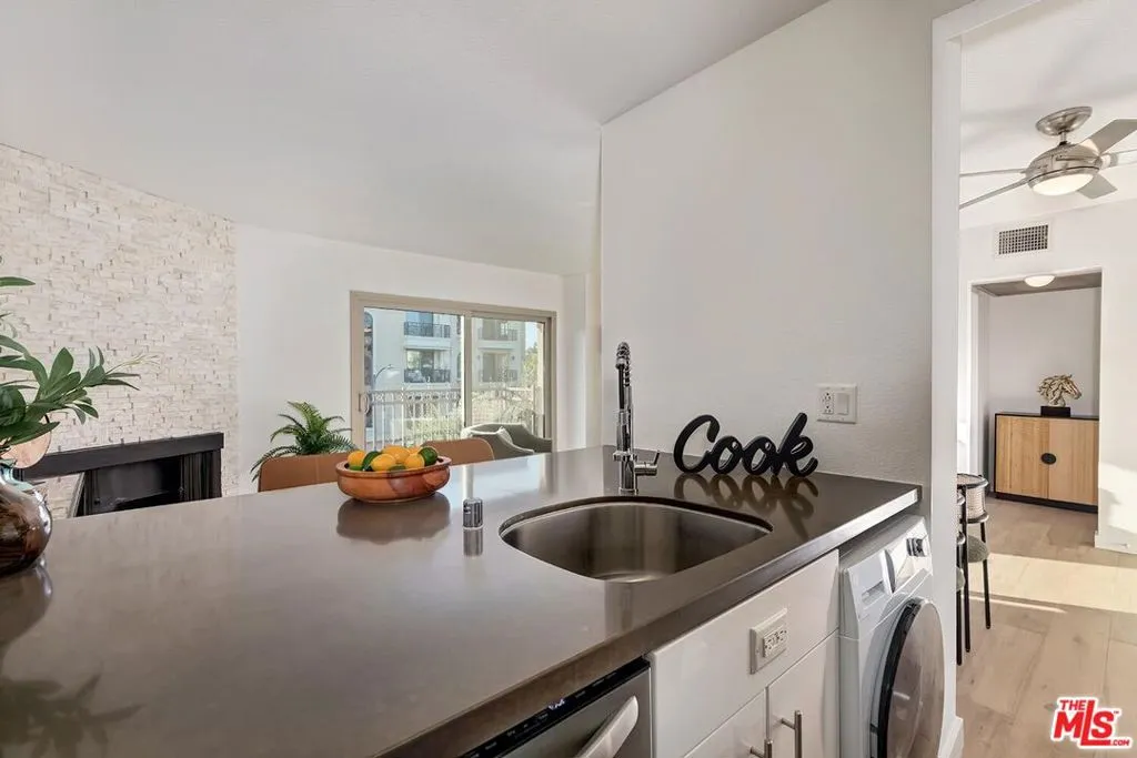 Los Angeles, California 90048, United States, 1 Bedroom Bedrooms, ,1 BathroomBathrooms,Residential,Active,1156