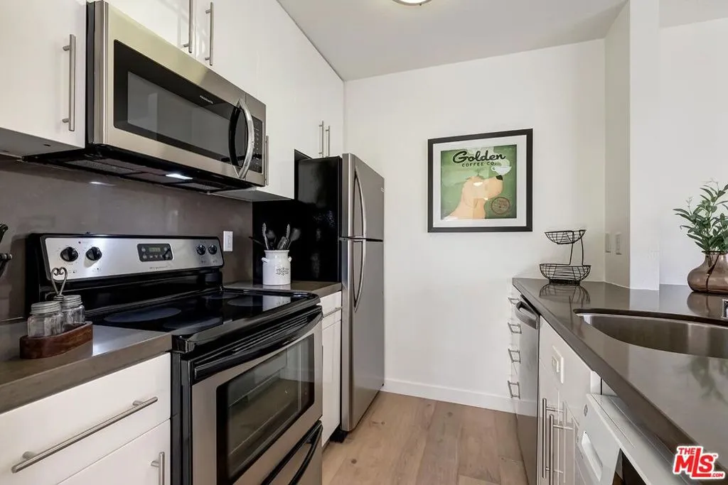 Los Angeles, California 90048, United States, 1 Bedroom Bedrooms, ,1 BathroomBathrooms,Residential,Active,1156