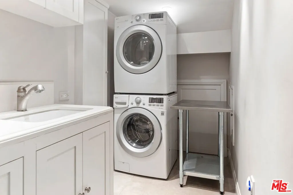 Los Angeles, California 90067, United States, 2 Bedrooms Bedrooms, ,3 BathroomsBathrooms,Residential,Active,36947