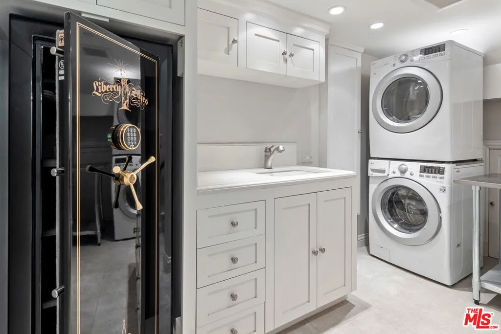 Los Angeles, California 90067, United States, 2 Bedrooms Bedrooms, ,3 BathroomsBathrooms,Residential,Active,36947