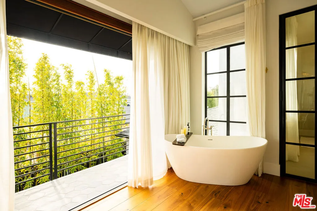 Santa Monica, California 90405, United States, 5 Bedrooms Bedrooms, ,5 BathroomsBathrooms,Residential,Active,83250