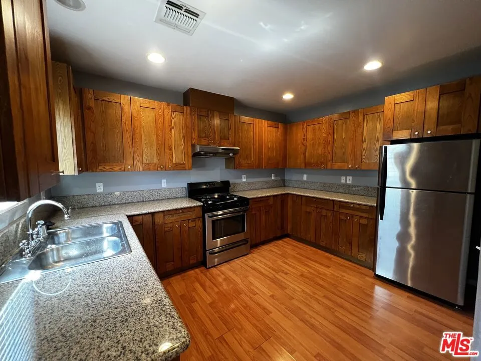 North Hollywood, California 91601, United States, 5 Bedrooms Bedrooms, ,4 BathroomsBathrooms,Residential,Active,94913