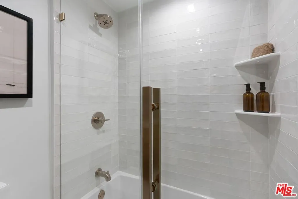 Los Angeles, California 90024, United States, 2 Bedrooms Bedrooms, ,2 BathroomsBathrooms,Residential,Active,5258