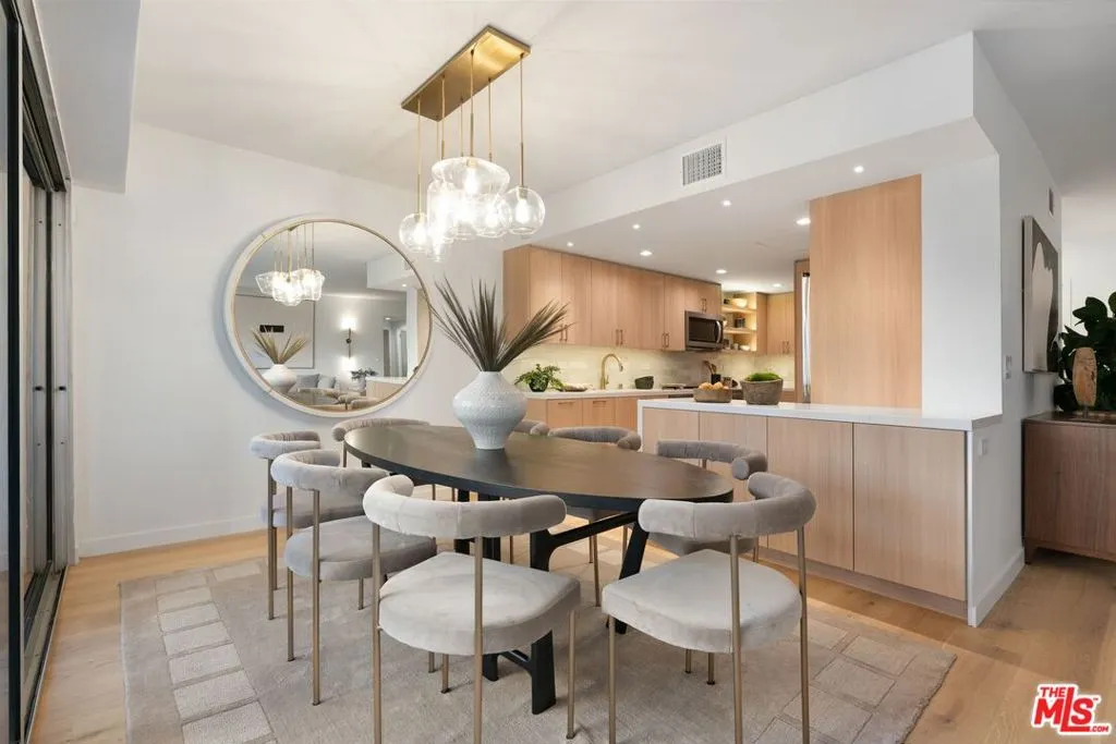 Los Angeles, California 90024, United States, 2 Bedrooms Bedrooms, ,2 BathroomsBathrooms,Residential,Active,5258