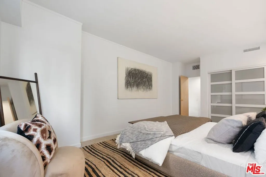 Los Angeles, California 90024, United States, 2 Bedrooms Bedrooms, ,2 BathroomsBathrooms,Residential,Active,5258