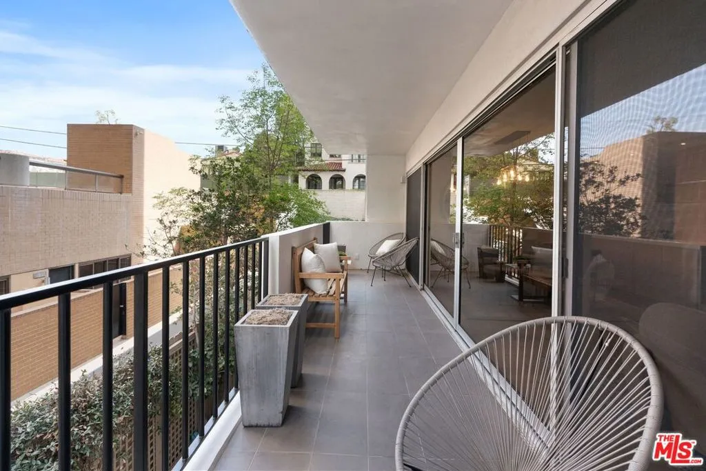 Los Angeles, California 90024, United States, 2 Bedrooms Bedrooms, ,2 BathroomsBathrooms,Residential,Active,5258