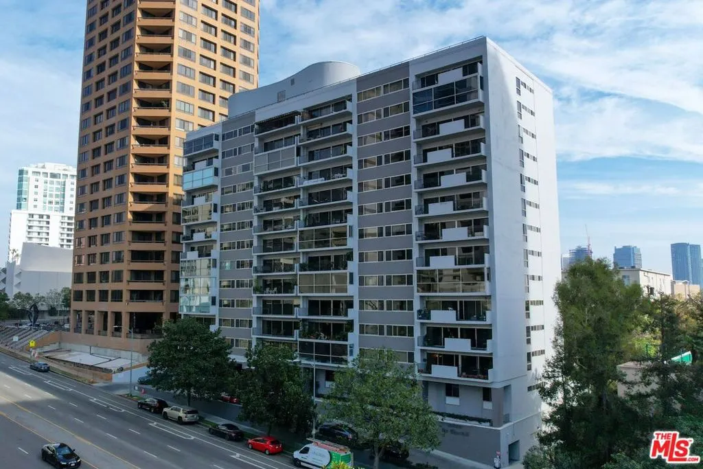 Los Angeles, California 90024, United States, 2 Bedrooms Bedrooms, ,2 BathroomsBathrooms,Residential,Active,5258