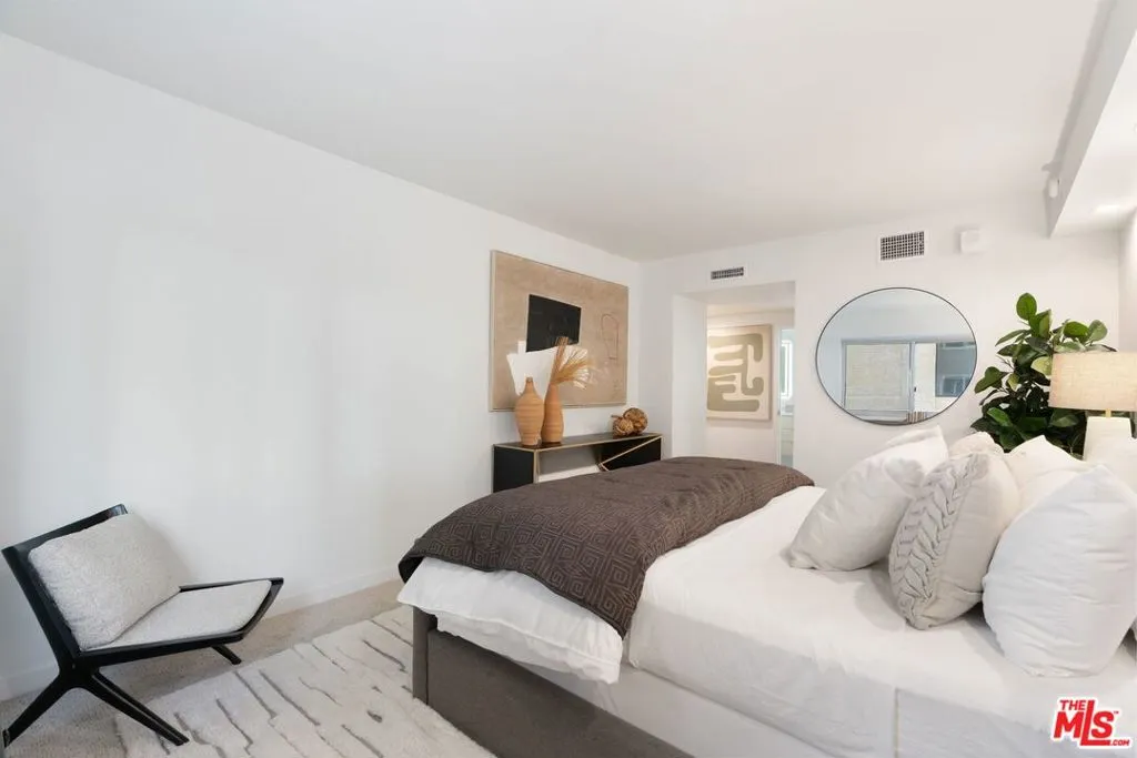 Los Angeles, California 90024, United States, 2 Bedrooms Bedrooms, ,2 BathroomsBathrooms,Residential,Active,5258