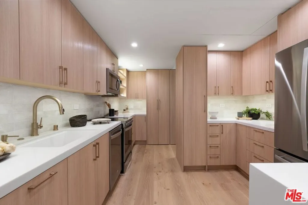 Los Angeles, California 90024, United States, 2 Bedrooms Bedrooms, ,2 BathroomsBathrooms,Residential,Active,5258