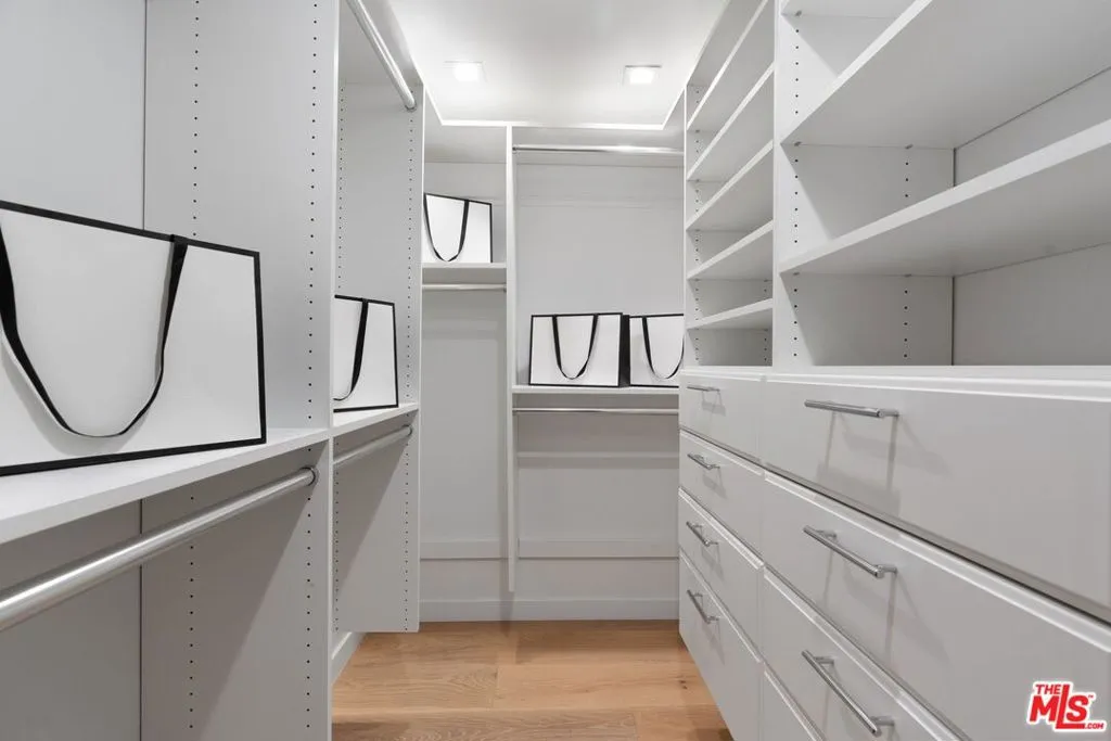 Los Angeles, California 90024, United States, 2 Bedrooms Bedrooms, ,2 BathroomsBathrooms,Residential,Active,5258