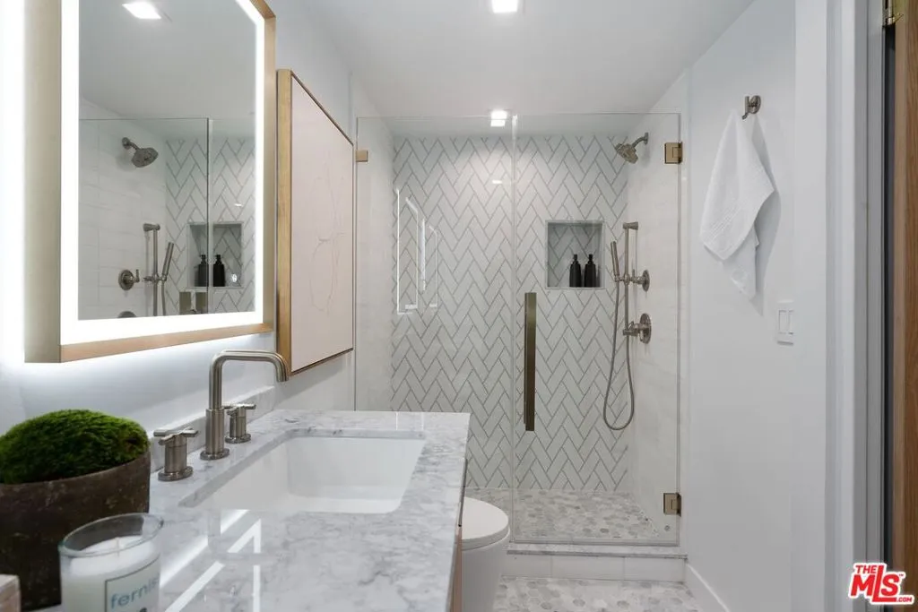 Los Angeles, California 90024, United States, 2 Bedrooms Bedrooms, ,2 BathroomsBathrooms,Residential,Active,5258