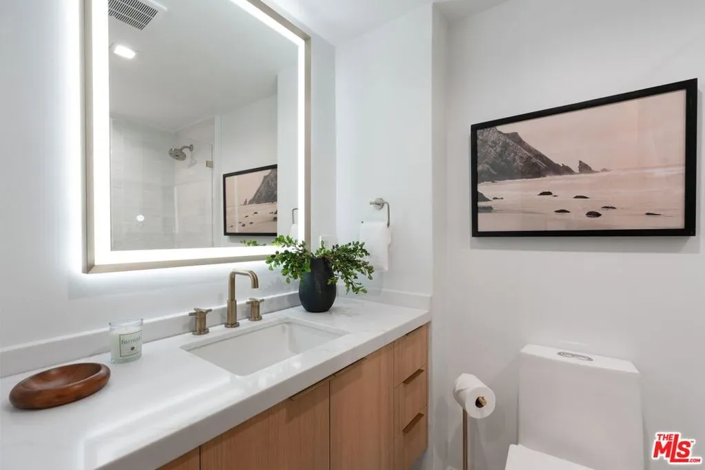 Los Angeles, California 90024, United States, 2 Bedrooms Bedrooms, ,2 BathroomsBathrooms,Residential,Active,5258