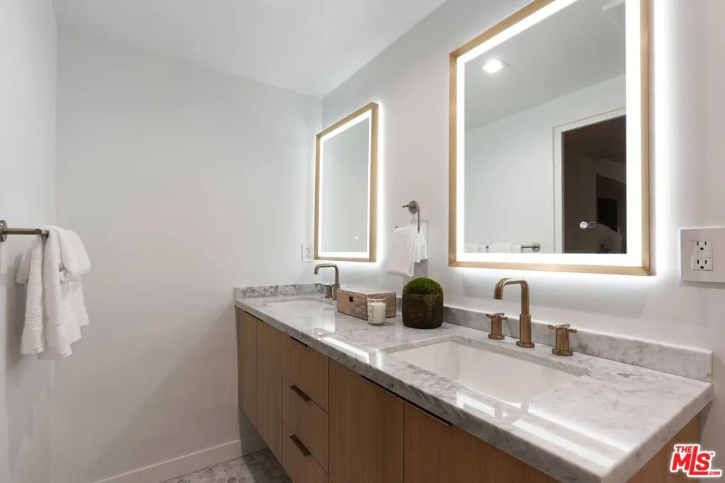 Los Angeles, California 90024, United States, 2 Bedrooms Bedrooms, ,2 BathroomsBathrooms,Residential,Active,5258