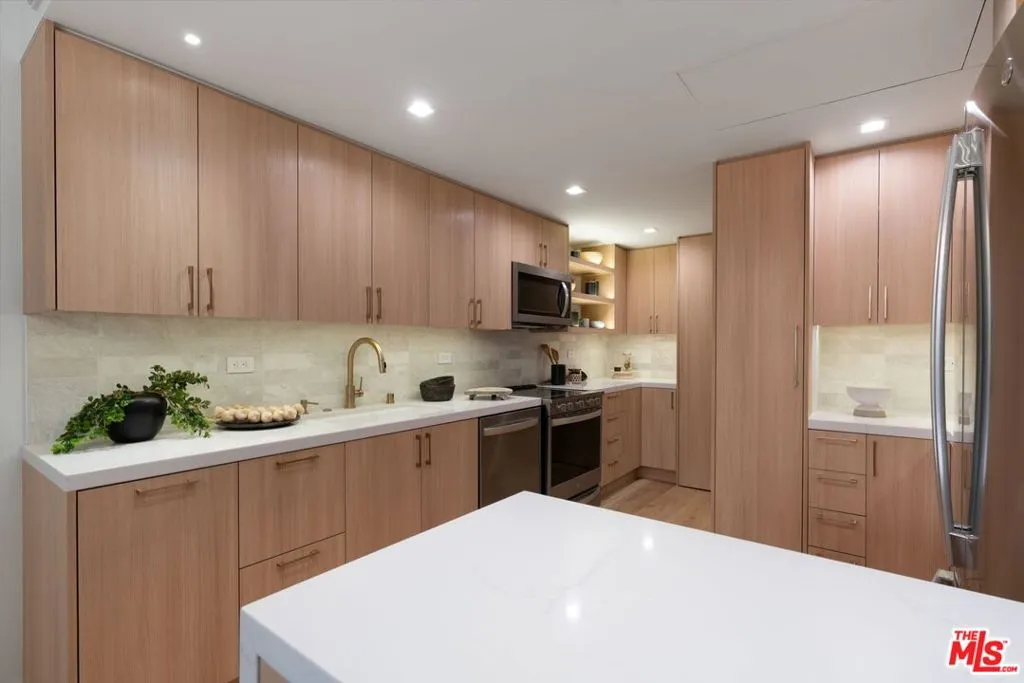 Los Angeles, California 90024, United States, 2 Bedrooms Bedrooms, ,2 BathroomsBathrooms,Residential,Active,5258