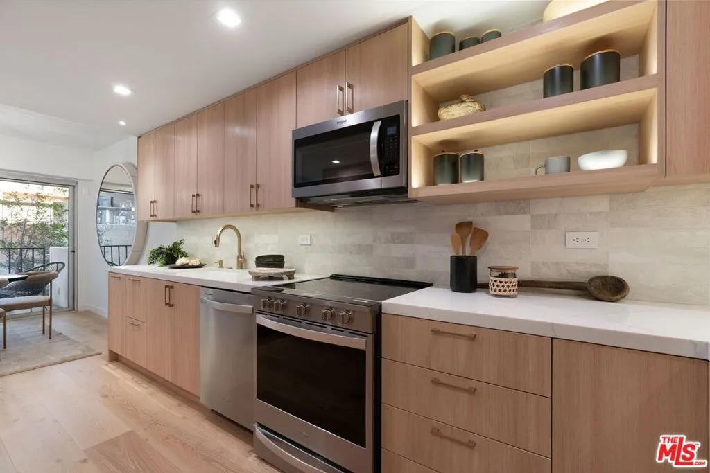 Los Angeles, California 90024, United States, 2 Bedrooms Bedrooms, ,2 BathroomsBathrooms,Residential,Active,5258