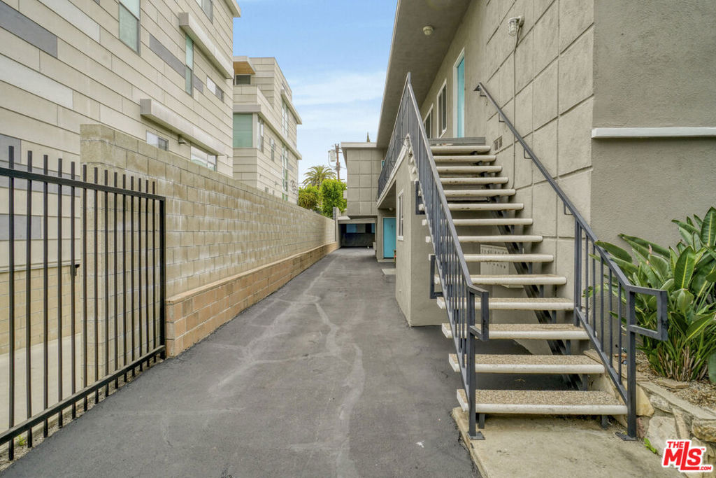 738 N Hudson Avenue