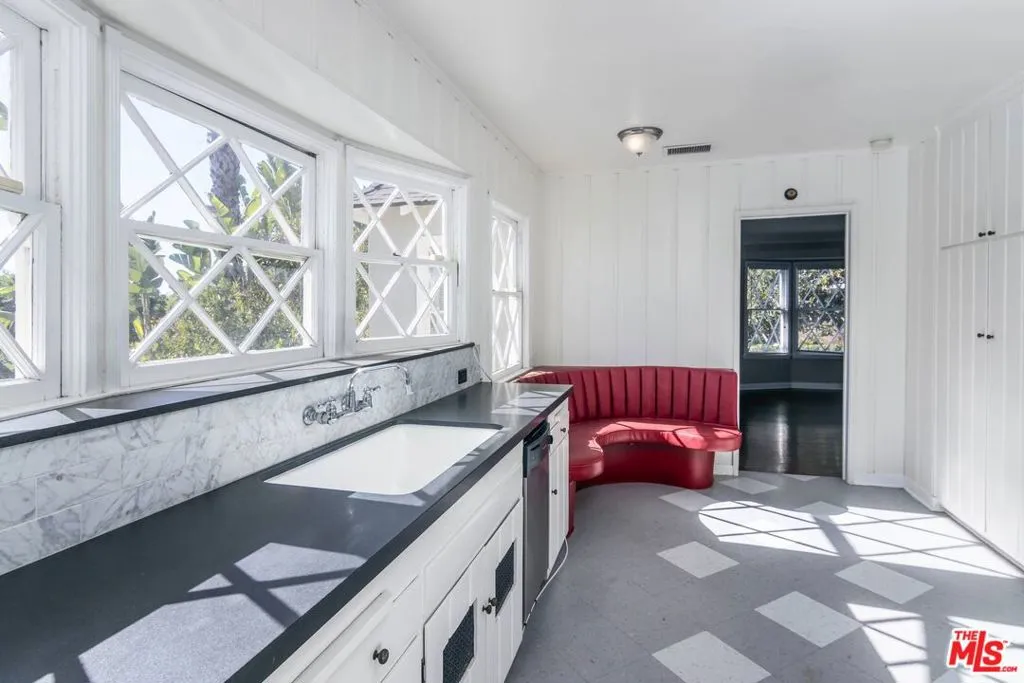 Los Angeles, California 90069, United States, 3 Bedrooms Bedrooms, ,4 BathroomsBathrooms,Residential,Active,16313