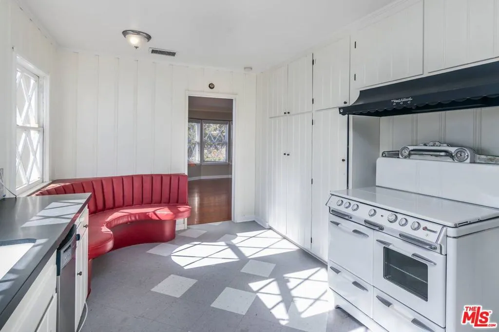 Los Angeles, California 90069, United States, 3 Bedrooms Bedrooms, ,4 BathroomsBathrooms,Residential,Active,16313