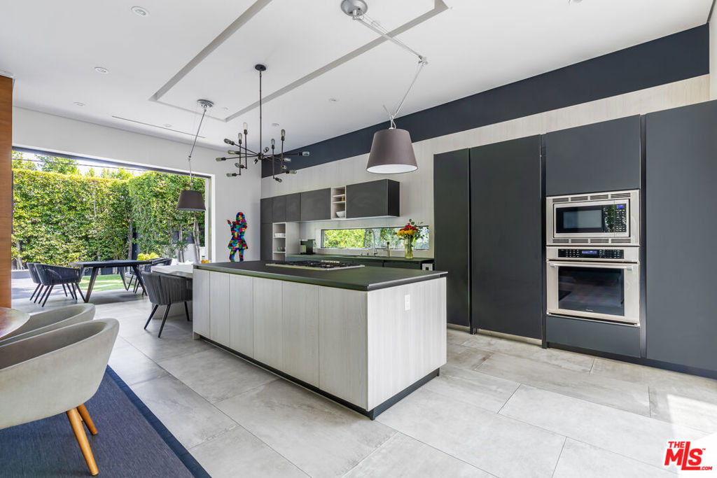 Properties 4 1540 N Curson Avenue