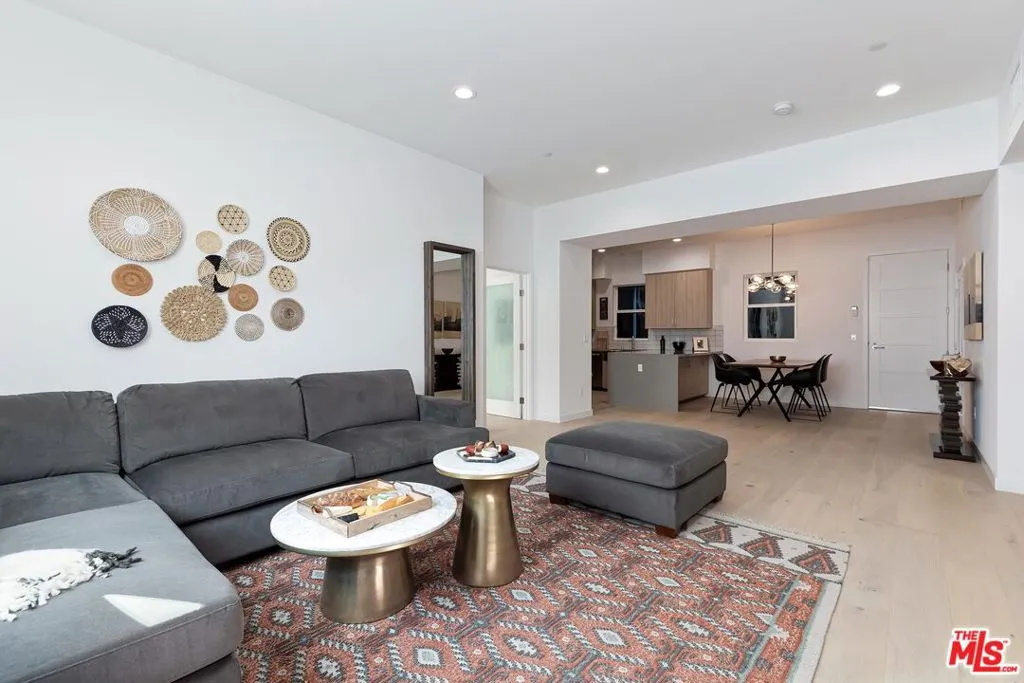 Los Angeles, California 90028, United States, 2 Bedrooms Bedrooms, ,3 BathroomsBathrooms,Residential,Active,21425