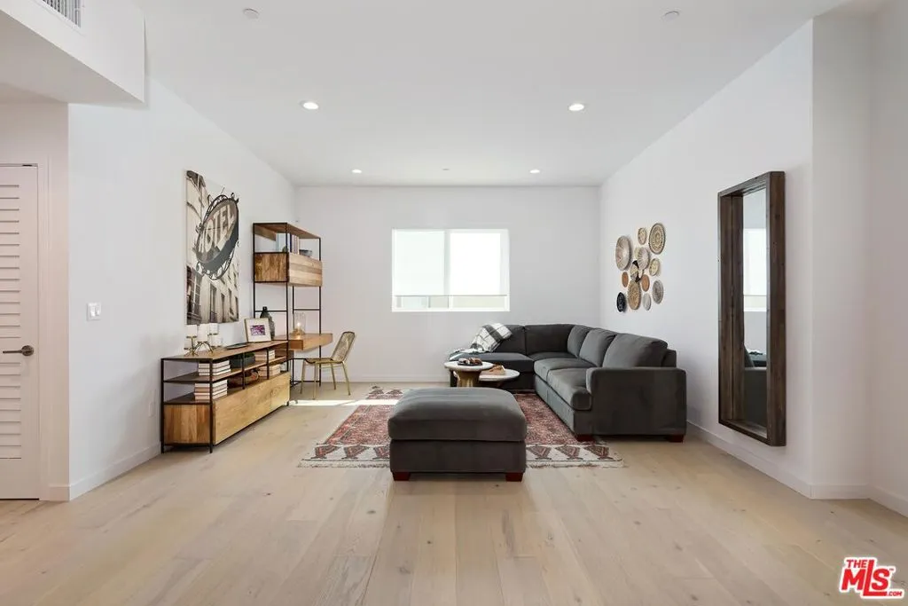 Los Angeles, California 90028, United States, 2 Bedrooms Bedrooms, ,3 BathroomsBathrooms,Residential,Active,21425