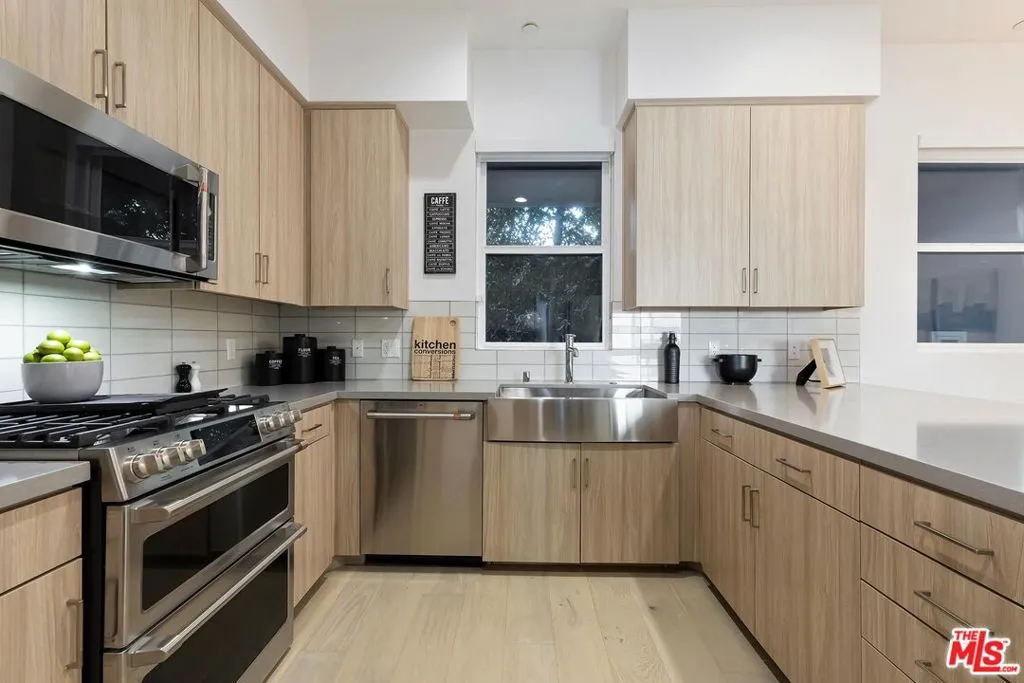 Los Angeles, California 90028, United States, 2 Bedrooms Bedrooms, ,3 BathroomsBathrooms,Residential,Active,21425