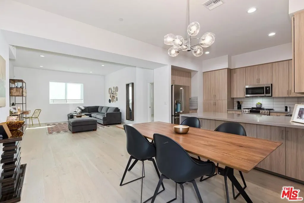 Los Angeles, California 90028, United States, 2 Bedrooms Bedrooms, ,3 BathroomsBathrooms,Residential,Active,21425