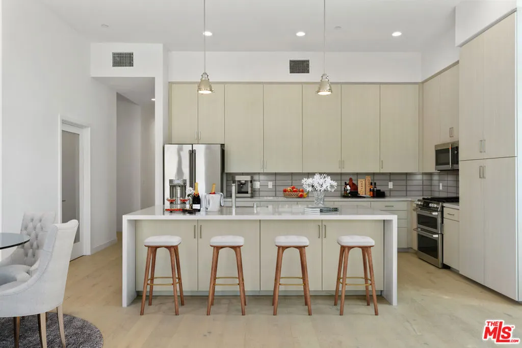 Los Angeles, California 90028, United States, 2 Bedrooms Bedrooms, ,3 BathroomsBathrooms,Residential,Active,21425