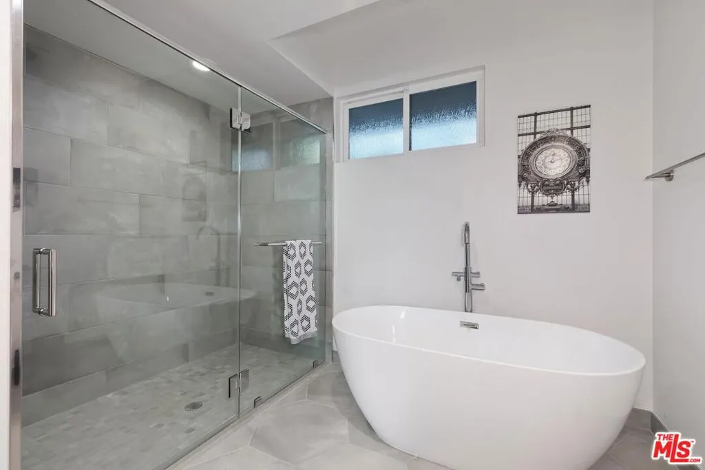 Los Angeles, California 90028, United States, 2 Bedrooms Bedrooms, ,3 BathroomsBathrooms,Residential,Active,21425