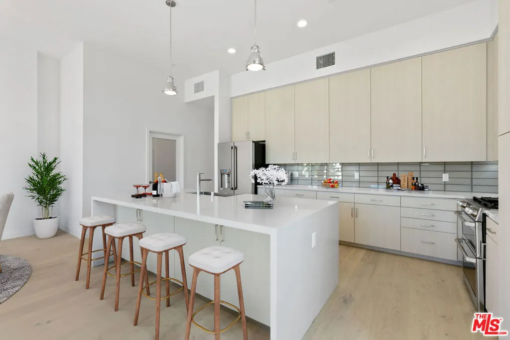 Los Angeles, California 90028, United States, 2 Bedrooms Bedrooms, ,3 BathroomsBathrooms,Residential,Active,21425