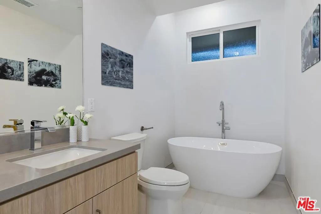 Los Angeles, California 90028, United States, 2 Bedrooms Bedrooms, ,3 BathroomsBathrooms,Residential,Active,21425