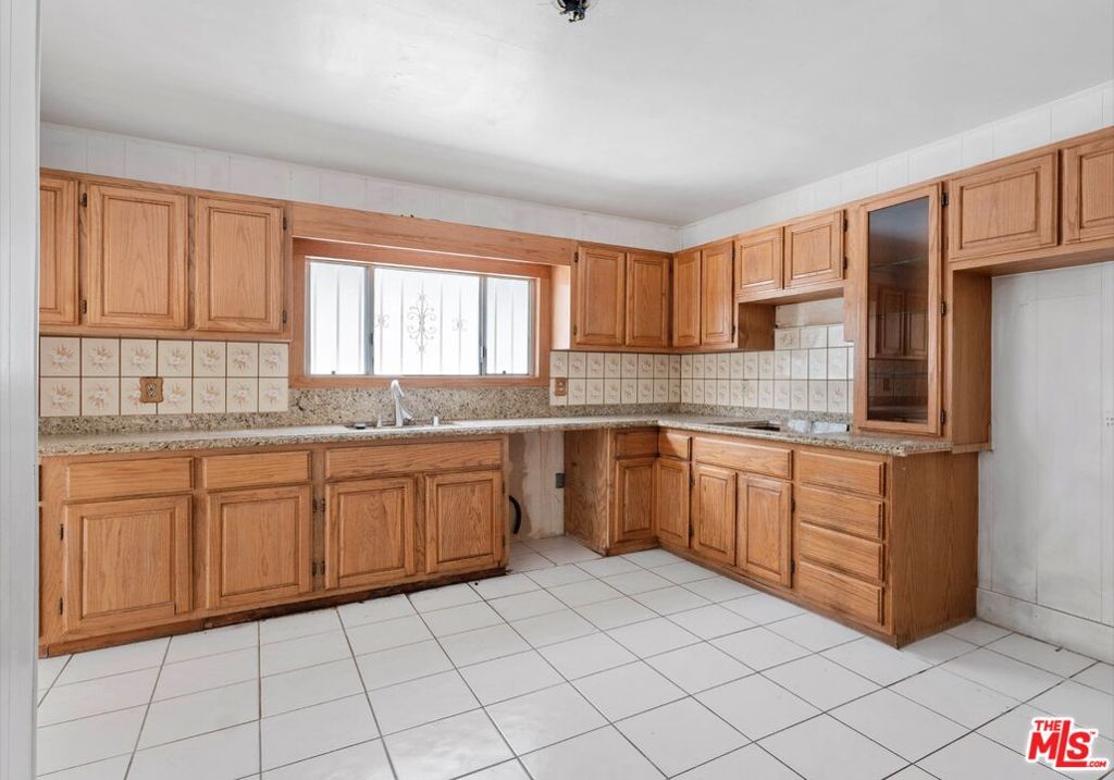 1537 N Kingsley Drive