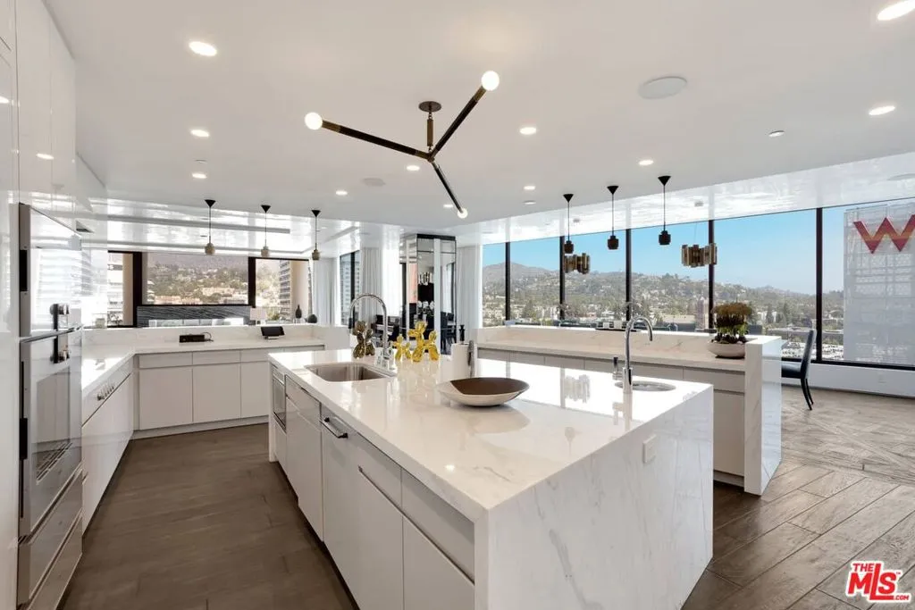 Los Angeles, California 90028, United States, 3 Bedrooms Bedrooms, ,4 BathroomsBathrooms,Residential,Active,71292