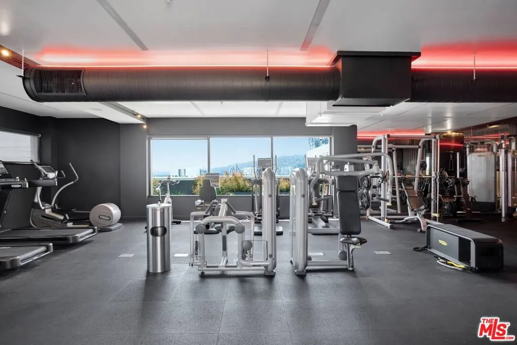 Los Angeles, California 90028, United States, 3 Bedrooms Bedrooms, ,4 BathroomsBathrooms,Residential,Active,71292