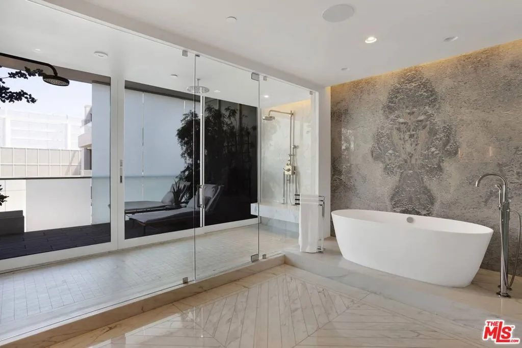 Los Angeles, California 90028, United States, 3 Bedrooms Bedrooms, ,4 BathroomsBathrooms,Residential,Active,71292