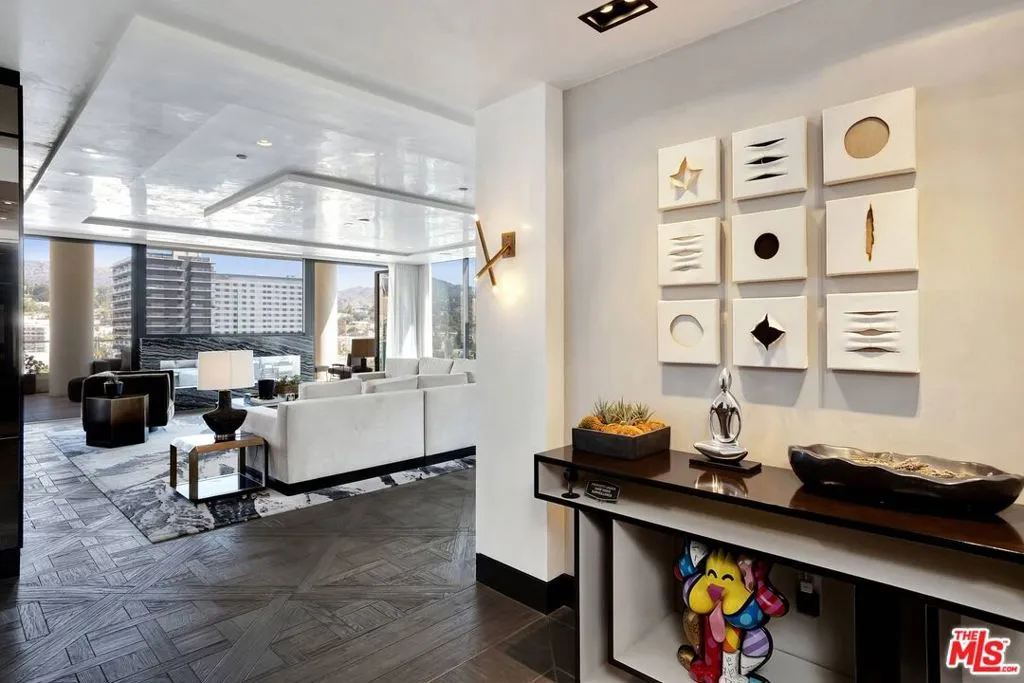 Los Angeles, California 90028, United States, 3 Bedrooms Bedrooms, ,4 BathroomsBathrooms,Residential,Active,71292