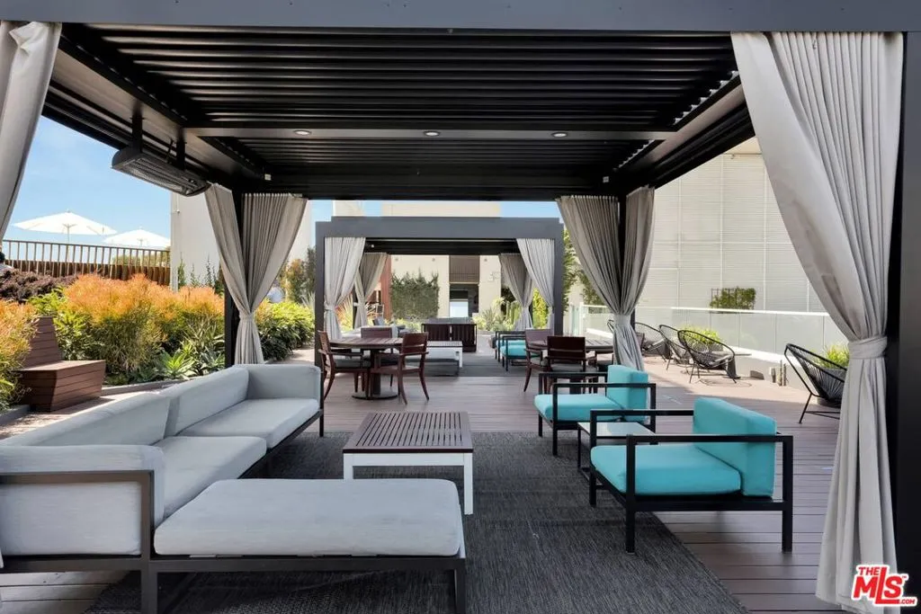 Los Angeles, California 90028, United States, 3 Bedrooms Bedrooms, ,4 BathroomsBathrooms,Residential,Active,71292