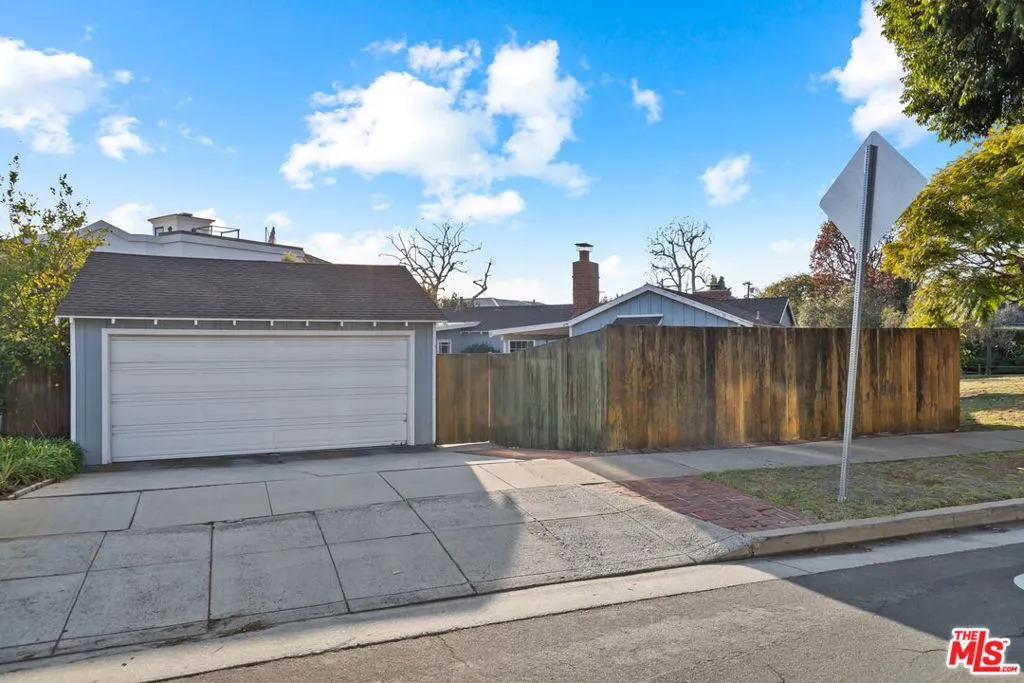 Pacific Palisades, California 90272, United States, 3 Bedrooms Bedrooms, ,2 BathroomsBathrooms,Residential,Active,28061