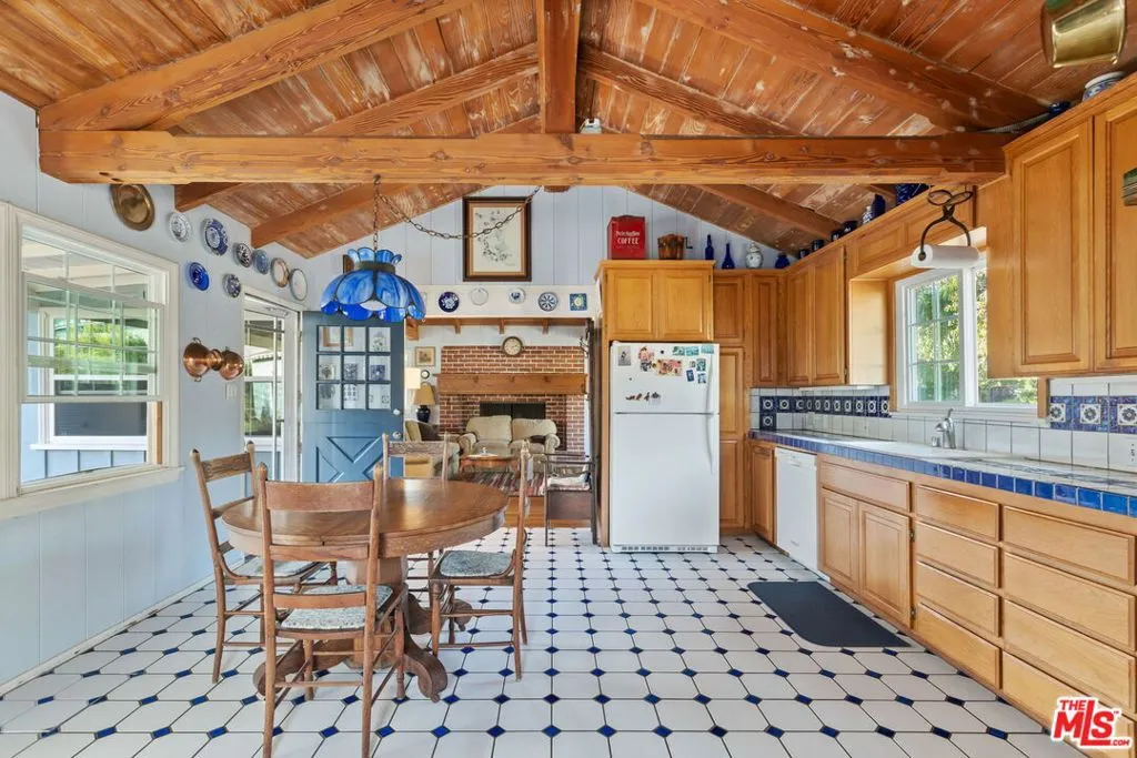 Pacific Palisades, California 90272, United States, 3 Bedrooms Bedrooms, ,2 BathroomsBathrooms,Residential,Active,28061