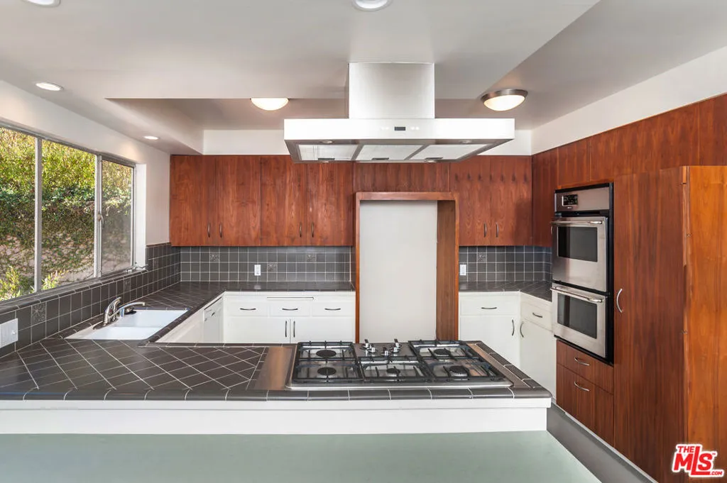 Santa Monica, California 90402, United States, 3 Bedrooms Bedrooms, ,2 BathroomsBathrooms,Residential,Pending,129564