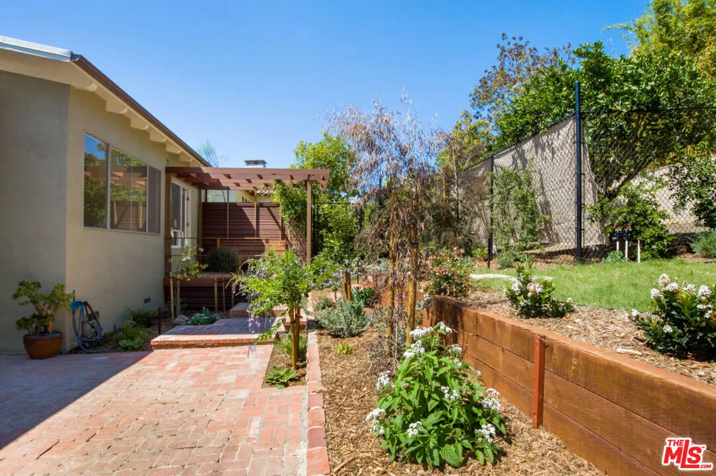 Santa Monica, California 90402, United States, 3 Bedrooms Bedrooms, ,2 BathroomsBathrooms,Residential,Pending,129564