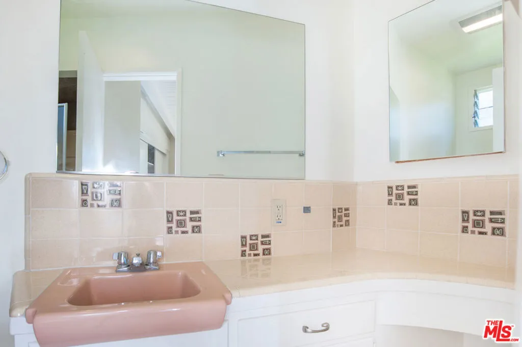 Santa Monica, California 90402, United States, 3 Bedrooms Bedrooms, ,2 BathroomsBathrooms,Residential,Pending,129564