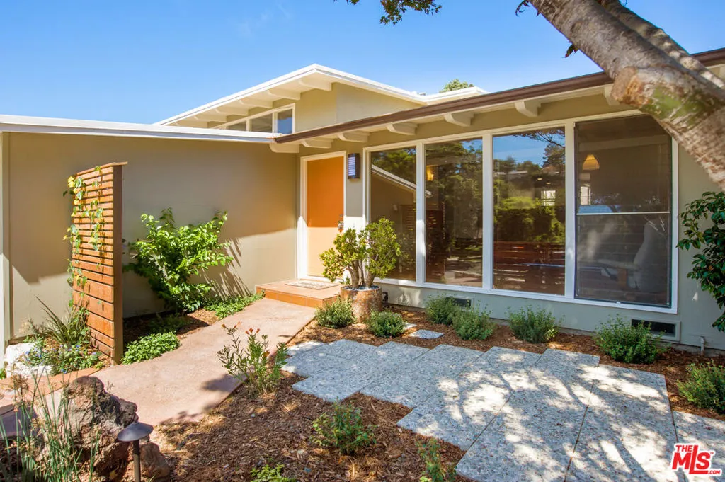 Santa Monica, California 90402, United States, 3 Bedrooms Bedrooms, ,2 BathroomsBathrooms,Residential,Pending,129564