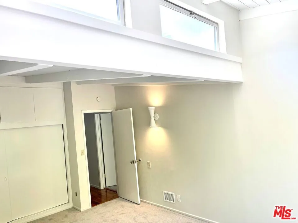 Santa Monica, California 90402, United States, 3 Bedrooms Bedrooms, ,2 BathroomsBathrooms,Residential,Pending,129564